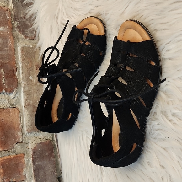 Earth Plover Wide Black Leather Sandals, Size 6B - Picture 8 of 17